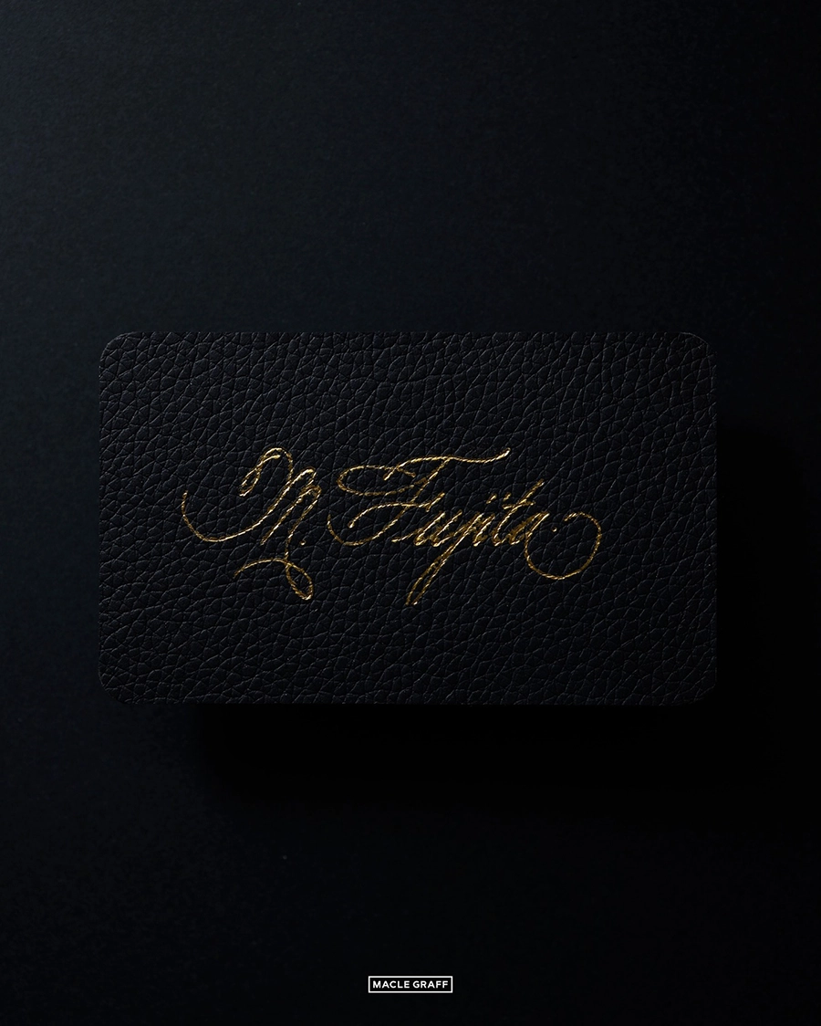 レザーカードにカリグラフィーにて箔押し